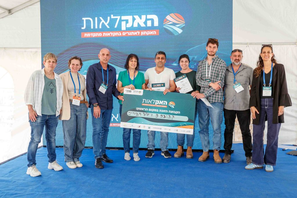 הקבוצה שהגיעה למקום ה-1 בהאקתון האקלאות על פיתוח של כפפה חכמה לדילול תמרים